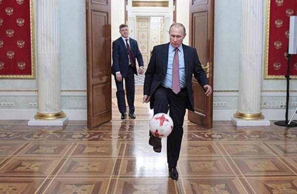 بوتين يستعرض مهاراته الكروية قبل انطلاق المونديال (فيديو)