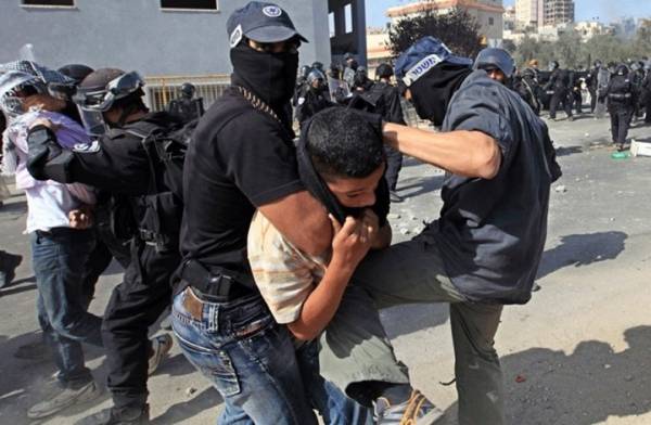 قوة إسرائيلية خاصة تختطف رئيس مجلس طلبة جامعة بيرزيت (فيديو)