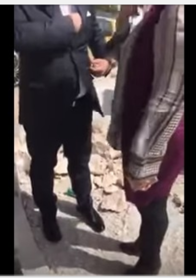 نائب المحافظ ياسر العدوان يوقف معترضي سيارة بشرى الرزي