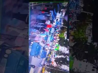 سائق مخمور يصدم 3 مركبات  ويتهجم على طواقم الإسعاف (فيديو)