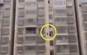 لحظة مرعبة لسقوط فتاة من الطابق الـ14