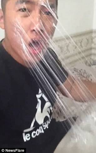 شاهد ماذا فعلت امرأة مع زوجها لإمساكه الهاتف ساعات طويلة