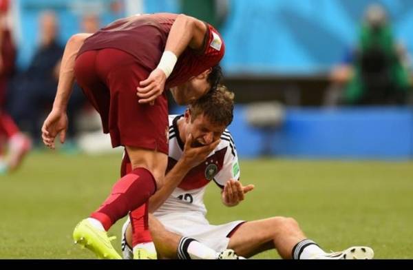 أكثر 10 لاعبين إثارة للشغب في كرة القدم (فيديو)