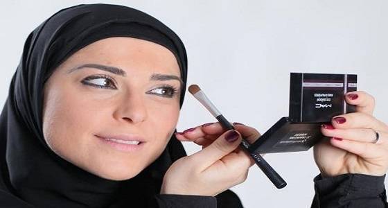 المديرات المبالغات في الـ “ميك أب ” أقل كفاءة في العمل