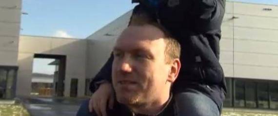 عملوا أكثر من 3000 ساعة إضافية لإنقاذ زميلهم من خسارة وظيفته لانشغاله بمرض ابنه