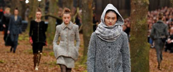 عرضُ أزياء شانيل يثير غضباً واسعاً.. قطعوا أشجاراً معمّرة لتسير بينها العارضات  فيديو