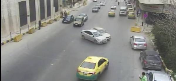شاهد بالفيديو مخالفة مرورية تتسبب بوقوع حادث سير