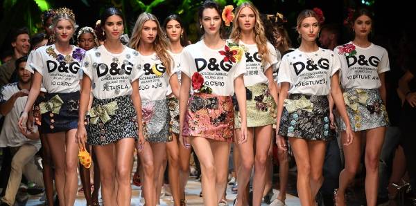 للمرة الأولى.. دار أزياء شهيرة تفاجئ العالم بعرض أزياء مبتكر (فيديو غراف)