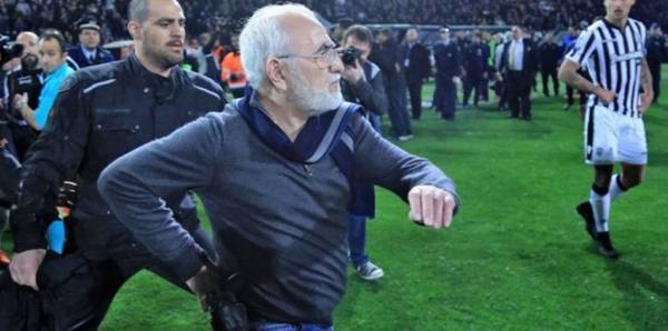 بعد اقتحام رئيس نادي باوك الملعب بالسلاح.. هل يتم إيقاف مباريات الدوري اليوناني؟ فيديو