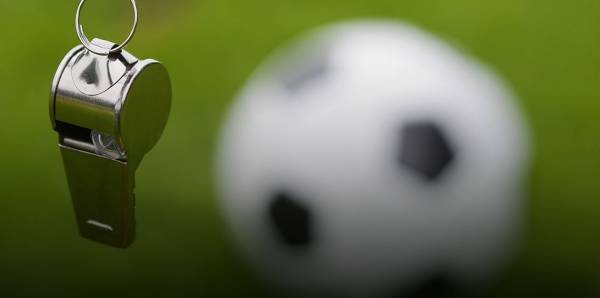 طاقم تحكيم مصري يتعرض لضرب مبرح في مباراة كرة قدم نسائية (فيديو)