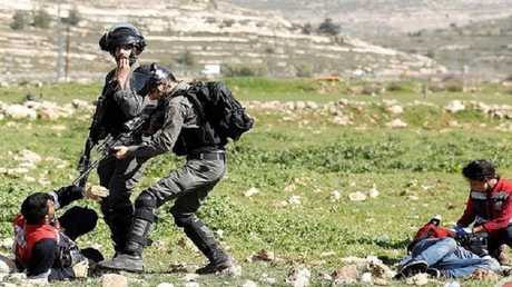 جنود إسرائيليون يعتدون على مسعف يحاول اسعاف مصاب (فيديو)