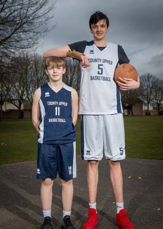 شاهد: أطول مراهق في العالم.. لن تتوقع طوله