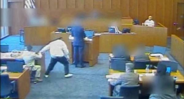 بالفيديو... إطلاق النار على متهم حاول قتل شاهد داخل المحكمة