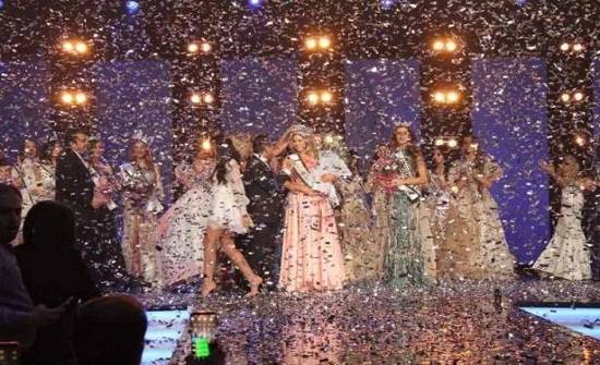 بالفيديو: إغماء مشتركة بمسابقة جمال 4 مرّات على الهواء