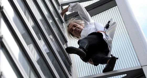 على غرار ” الرجل العنكبوت ” خمسيني يتسلق ناطحات السحاب