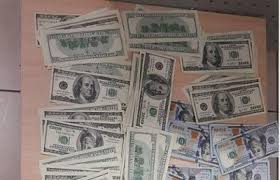 ضبط شخصين سرقا 100 ألف دولار من مركبة