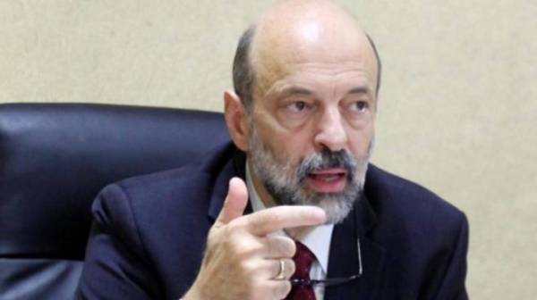 طخطخة ومسدسات ودم على جدران المدارس.... لماذا لا يعلق عمر الرزاز؟