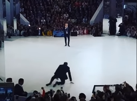 لافروف يمازح الجمهور بعد تعثره على المسرح: المهم أنها ليست عثرة دبلوماسية – (فيديو)