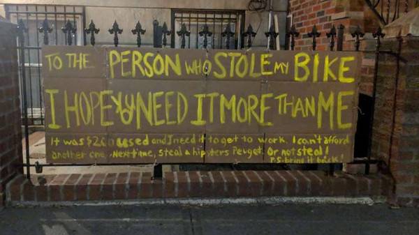 هذه اللافتة فتحت أبواب الشهرة أمام صاحبتها