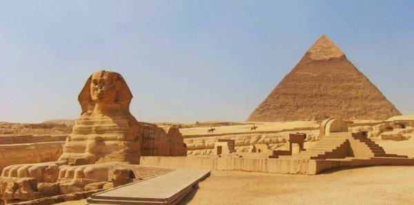 مصري يحاول الانتحار من أعلى هرم “خوفو”