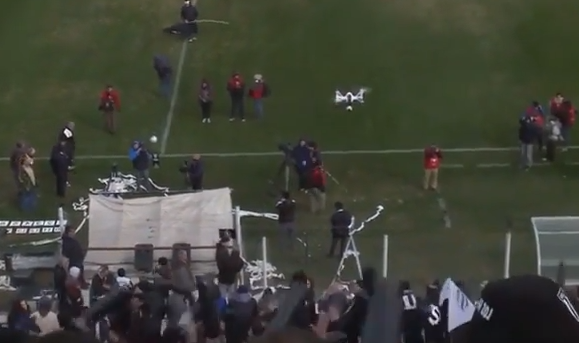 شاهد.. مشجع كرة قدم يتسبب في تحطيم طائرة بدون طيار بشكل لا يُصدق