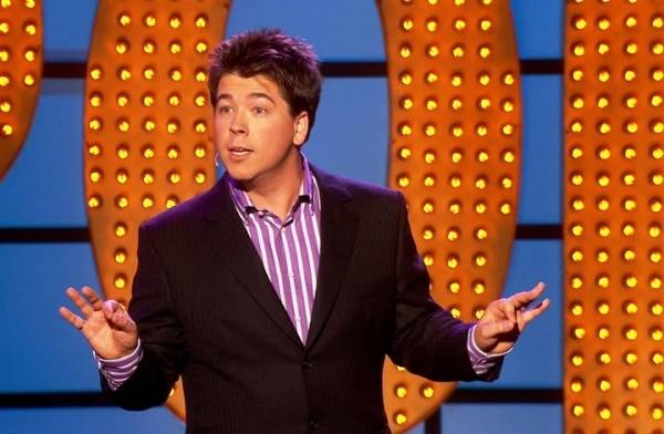 كوميدي شهير يتسبب بدخول معجبة المستشفى لـكثرة الضحك