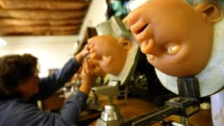 بلدية باريس تدرس إغلاق بيت للدعارة العاملات فيه من الدمى الجنسية