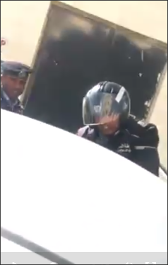 بالفيديو : اشتباك في الايدي بين رجل أمن وسائق مركبة