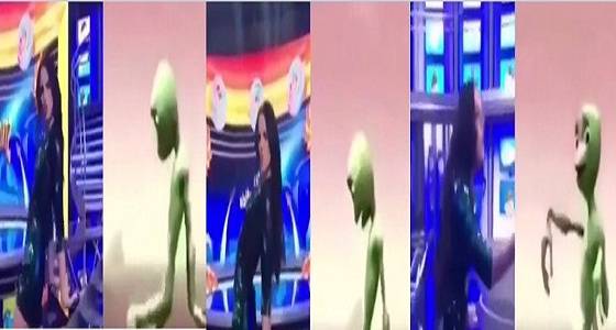 بالفيديو.. رد فعل غريب لمذيعة على رقصة كائن فضائي