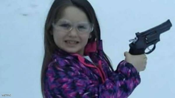 أب يشتري لطفلته مسدسا لتحمي نفسها بالمدرسة