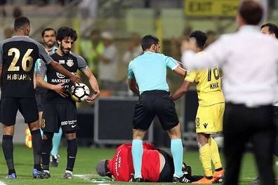 طرد لاعب بعد عرقلته مدرب الفريق المنافس ..فيديو