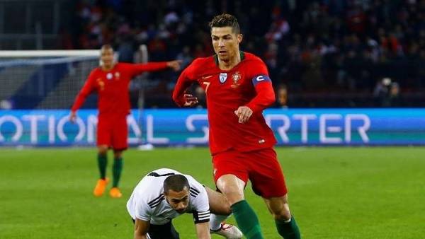 مشجع مصري يخطف الأضواء في موقعة الفراعنة والبرتغال