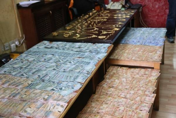 كشف ملابسات سرقة مبالغ مالية ومصاغات ذهبية (صور وفيديو)