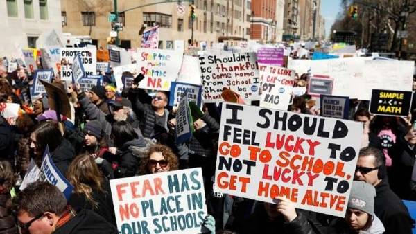 باراك أوباما وهيلاري كلينتون يدعمان الاحتجاجات ضد السلاح