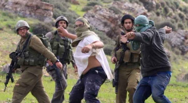 مستوطنون يعتدون بالضرب على مزارع بالخليل