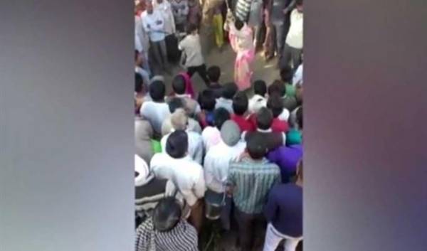 بالفيديو: جلد امرأة مقيدة إلى شجرة ومحاولات لاغتصابها