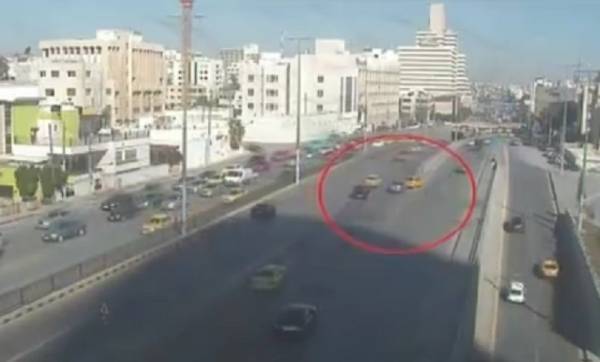 بالفيديو .. حادث سير بسبب تغيير مفاجئ للمسرب