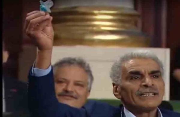 نائب تونسي يُحضر “مصاصات” إلى المجلس وبرلمانية تتهمه بـ”الطفولة السياسية” (فيديوهات)