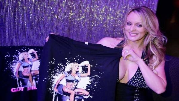 لماذا تريد الممثلة الإباحية دانيلز فسخ اتفاق الصمت مع ترامب؟