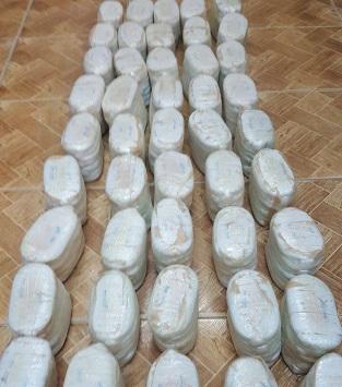 القبض على 10 مطلوبين بقضايا مخدرات في عمان