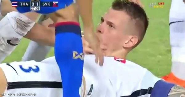 بالفيديو.. نجم ليفربول السابق يبتلع لسانه