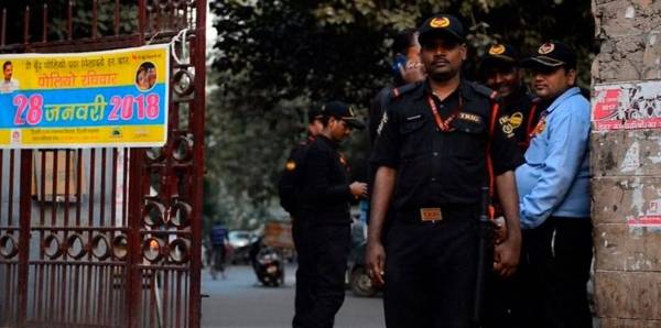 نساء غاضبات يضربن عصابة مغتصبين في الشارع (فيديو)