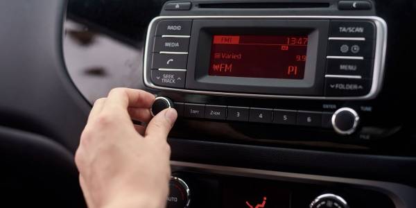 سمعت صوتها في الراديو.. امرأة أميركية تجزم بأنها تلقت رسالة من أختها المتوفية.. اسمعوا المقطع