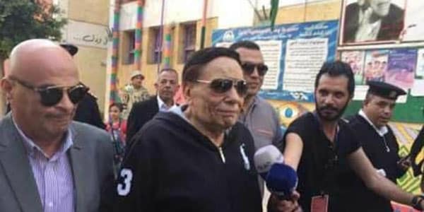 شاهد.. عادل إمام ينتخب ويمازح موظفة بسبب المحشي