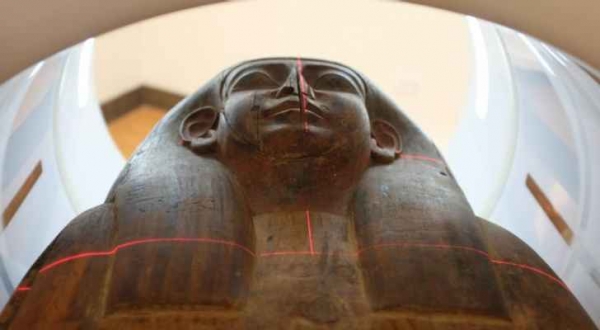 فتح تابوت مصري بعد الاحتفاظ به 150 عاماً.. وكانت المفاجأة!