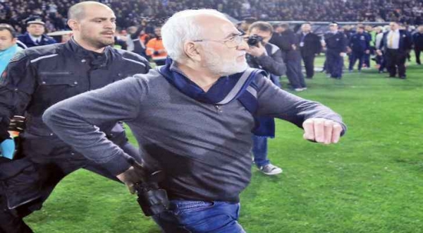 عقوبة مشددة لرئيس نادي هدد حكما بمسدس في اليونان