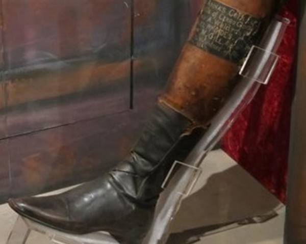 رئيس دولة يقيم جنازة رسمية لـ”رجله المبتورة”