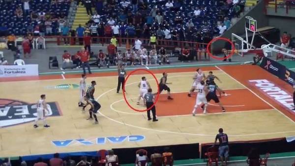 تصرف خارق للاعب كرة سلة في ثانيتين ..فيديو