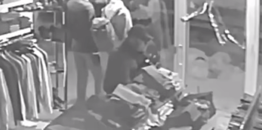 أمريكي يصلي قبل سرقة متجر  فيديو