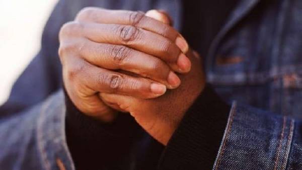 العلماء يحلون أخيرا لغز فرقعة الأصابع